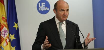 El ministro espa&ntilde;ol de Econom&iacute;a, Luis de Guindos, comparece en rueda de prensa tras la reuni&oacute;n del Consejo de ministros de Econom&iacute;a y Finanzas de la Uni&oacute;n Europea (UE), el Ecofin, en la sede del Consejo en Bruselas, B&eacute;lgica, hoy, 12 de mayo de 2015. 