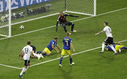 El jugador alemán Marco Reus, supera al portero sueco, Robin Olsen, para empatar el encuentro.