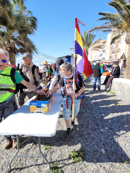 Miembros de la asociación La Desbandá, en la ruta que hacen anualmente siguiendo el mismo camino que siguieron los perseguidos en su huida en febrero de 1937, en una imagen cedida por la propia asociación.