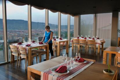 Comedor de Portal de Descalzos. Abajo, presa de cerdo blanco con patatas monalisa del Pirineo navarro y rúcula.