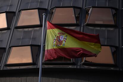 La bandera de España frente a la sede del Tribunal Constitucional, este lunes.