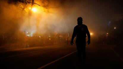 Las fuerzas de seguridad lazan gases lacrimógenos contra los manifestantes frente a la Casa Blanca, este sábado.