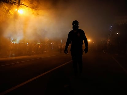 Las fuerzas de seguridad lazan gases lacrimógenos contra los manifestantes frente a la Casa Blanca, este sábado.