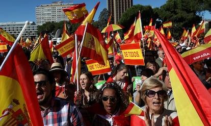 Los manifestantes de todas las edades han abarrotado la plaza con banderas españolas al cuello o en la mano, y, algunas de ellas, con mensajes como unidad de España o "De todos"