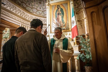 Bendición de una pareja mexicana, durante una misa católica para miembros de la comunidad LGBTQ+, en la parroquia de la Sagrada Familia, en la colonia Roma, de Ciudad de México. 