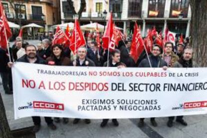 Unas 250 personas, en su mayor parte trabajadores de Bankia, se concentran en la plaza de Zocodover en Toledo en protesta por los expedientes de regulación de empleo en esa entidad y en otras dos entidades nacionalizadas, NovacaixaGalicia y Banco de Valencia.