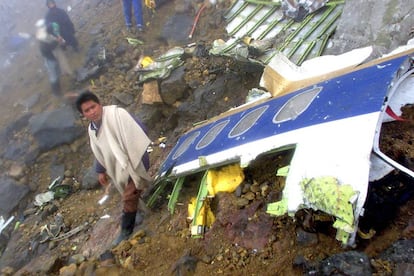 Varios residentes de Cumbal (Colombia) observan los restos del avión Tame 727-100 que se estrelló con 92 pasajeros a bordo en las faldas de un volcán en 2002.