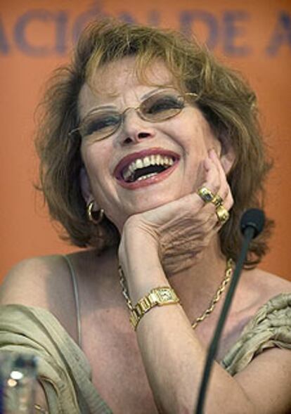 Claudia Cardinale, risueña, durante la conferencia de prensa de Almería