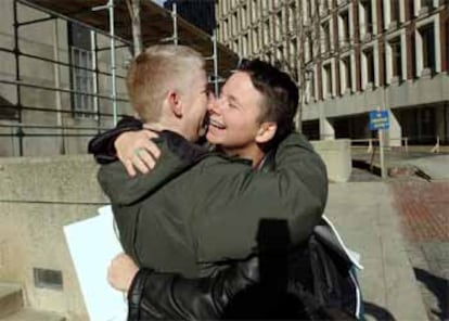 Kim McGinn, a la izquierda, y su pareja,  Jen Chiasson, una de las parejas demandantes, celebran la decisión del Tribunal de Massachusetts.