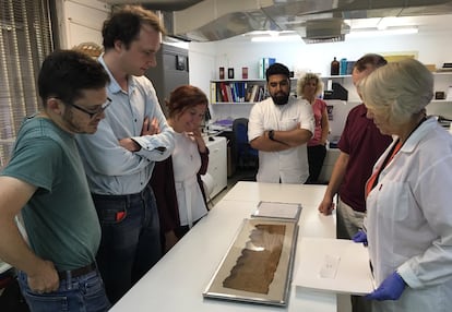 Parte del equipo del Instituto Bernoulli de Inteligencia Artificial de la Universidad de Groninga observa uno de los Manuscritos del Mar Muerto. Entrenaron a su sistema con copias digitalizadas de 25 de ellos.