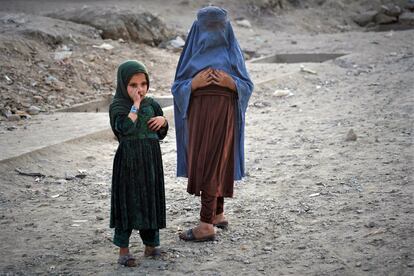 Niñas en un barrio próximo a la zona de Sarai Shamali de Kabul, el 20 de septiembre. El Emirato Islámico de Afganistán, como han bautizado los talibanes el Estado, podría ser arrastrado hacia la pobreza universal, con una tasa de afectados del 97% de la población, frente al 72% de meses anteriores, según datos del Programa de Naciones Unidas para el Desarrollo (PNUD).