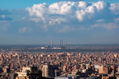 Vista de la central eléctrica de Giza, al oeste de El Cairo.