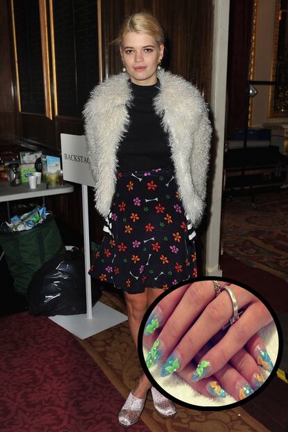Pixie Geldof vuelve a llamar la atención con estas uñas de aires marinos, retratadas también en su Instagram.