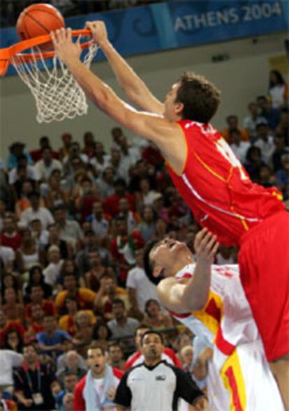 La estrella de la selección, Pau Gasol, machaca el aro defendido por el equipo chino.