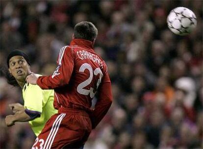 Ronaldinho  y Carragher luchan por el balón