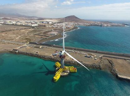 Prototipo de torre flotante que Esteyco prueba a escala real en el puerto de Arinaga, en Canarias.