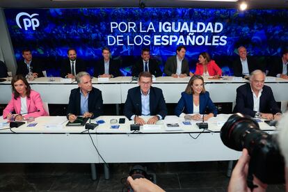 Alberto Núñez Feijóo, en el centro de la imagen, durante la Junta Directiva Nacional del PP, este lunes.