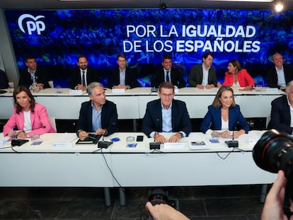 Alberto Núñez Feijóo, en el centro de la imagen, durante la Junta Directiva Nacional del PP, este lunes.