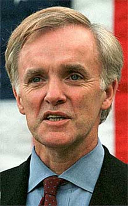 El ex senador Bob Kerrey, en una imagen de 1998 y otra de 1970.