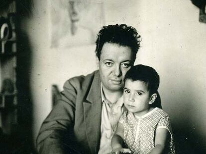 El artista, con un niño no identificado, en la Casa Azul de Coyoacán.