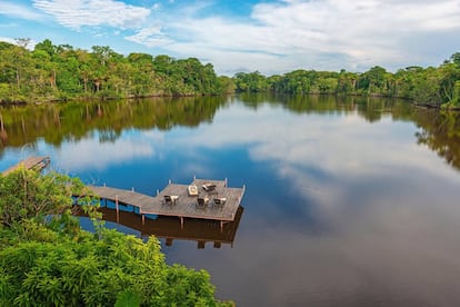 Tuistas disfrutan de un baño de sol en unas hamacas de un 'resort' a las orillas del río Amazonas, en Ecuador.