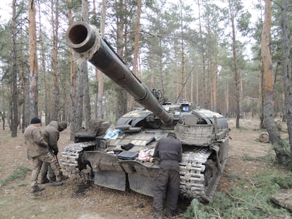 Soldiers from the Ukrainian 92nd Mechanized Brigade repair a T-64 tank on the Kharkiv front.