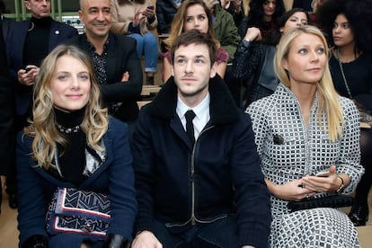 De izquierda a derecha: los actores Mélanie Laurent, Gaspard Ulliel y Gwyneth Paltrow en el desfile de Chanel. En la segunda fila, detrás de Ulliel, la actriz Ana de Armas.