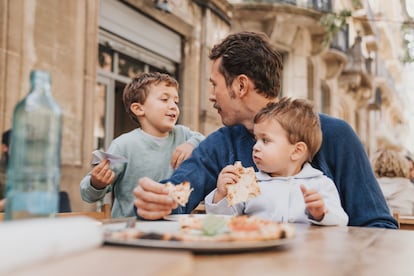 Ver a una familia feliz comiendo, unida y en harmonía es una imagen bucólica.
