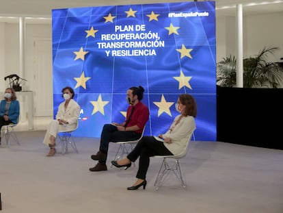 De izquierda a derecha, los vicepresidentes del Gobierno Nadia Calviño, Carmen Calvo, Pablo Iglesias y Teresa Ribera.