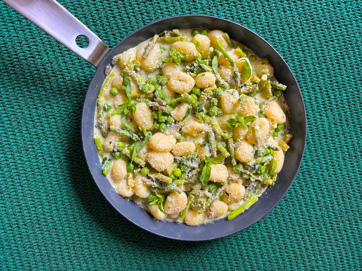 Ñoquis con guisantes, albahaca y limón