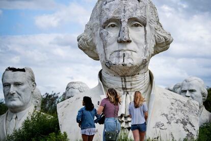 Turistas recorren los restos de los bustos rescatados de los expresidentes de Estados Unidos, Lyndon Johnson y George Washington, en Williamsburg, Virginia (EE UU). Tras ser encargado para destruirlos, Howard Hankins rescató los bustos gigantes de expresidentes estadounidenses del parque de presidentes cerrado en Colonial Williamsburg.