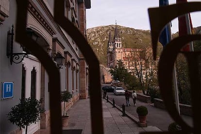 Fachada del Gran Hotel Pelayo, cuyo edificio data de 1907, con la basílica de Covadonga al fondo.