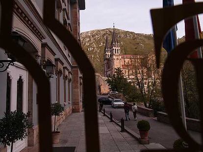 Fachada del Gran Hotel Pelayo, cuyo edificio data de 1907, con la basílica de Covadonga al fondo.