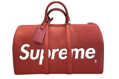 SUPREME
Sus asociaciones con Fila, Lacoste o Louis Vuitton han contribuido al mito. ¿Una certeza? La demanda siempre supera a la oferta y las colas son ya sinónimo de la marca.