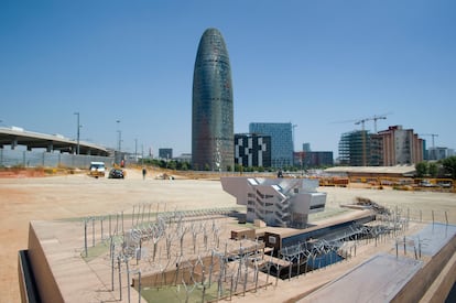 La plaça de les Glòries, amb l'edifici del DHub. 