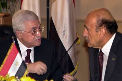 El presidente palestino, Mahmud Abbas (izquierda), con el jefe del espionaje egipcio, Omar Suleiman, en El Cairo.