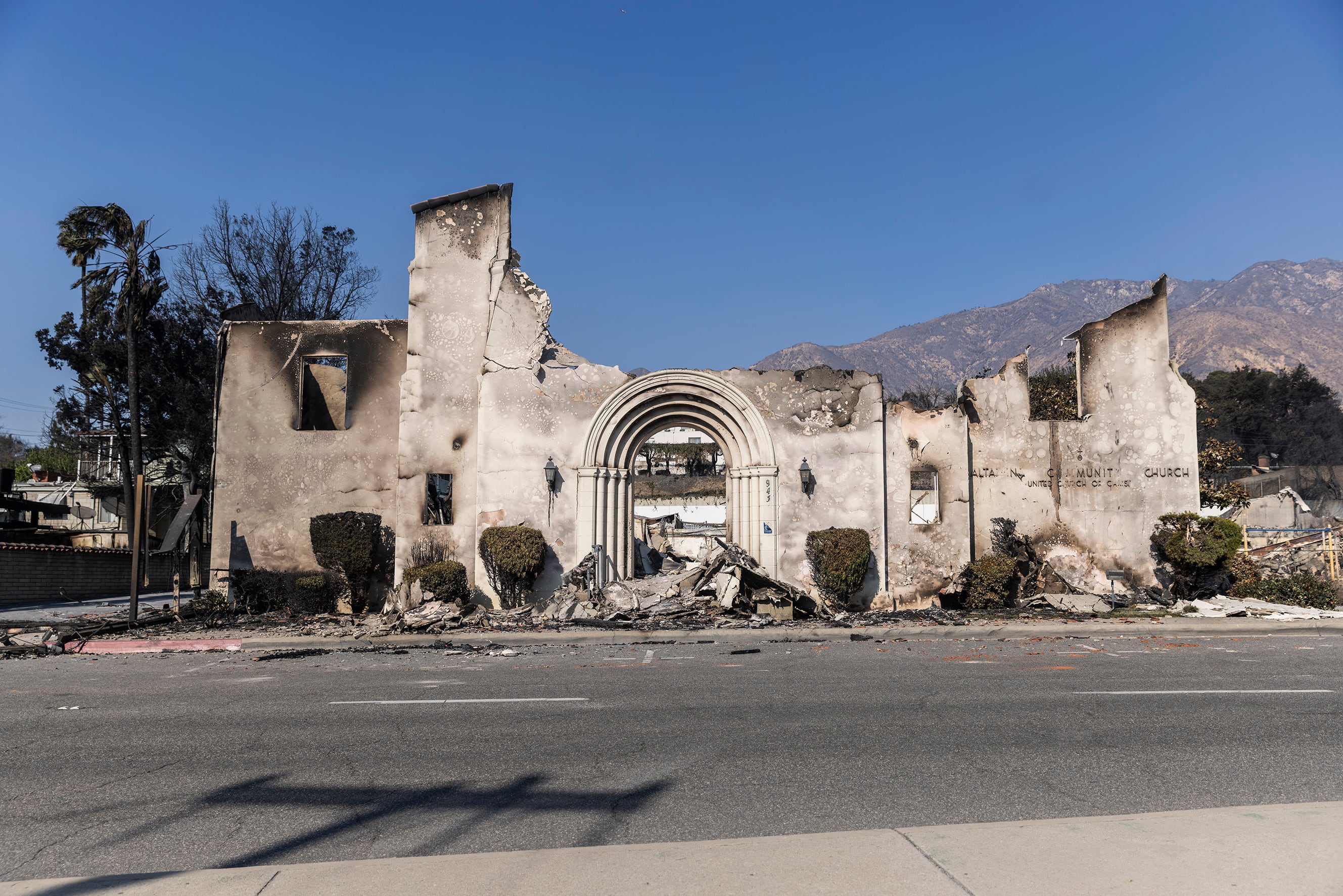 Una iglesia devorada por el fuego 'Eaton' en Altadena Drive, en Pasadena, California. 