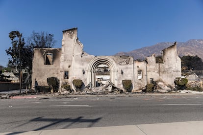 Una iglesia devorada por el fuego 'Eaton' en Altadena Drive, en Pasadena, California. 