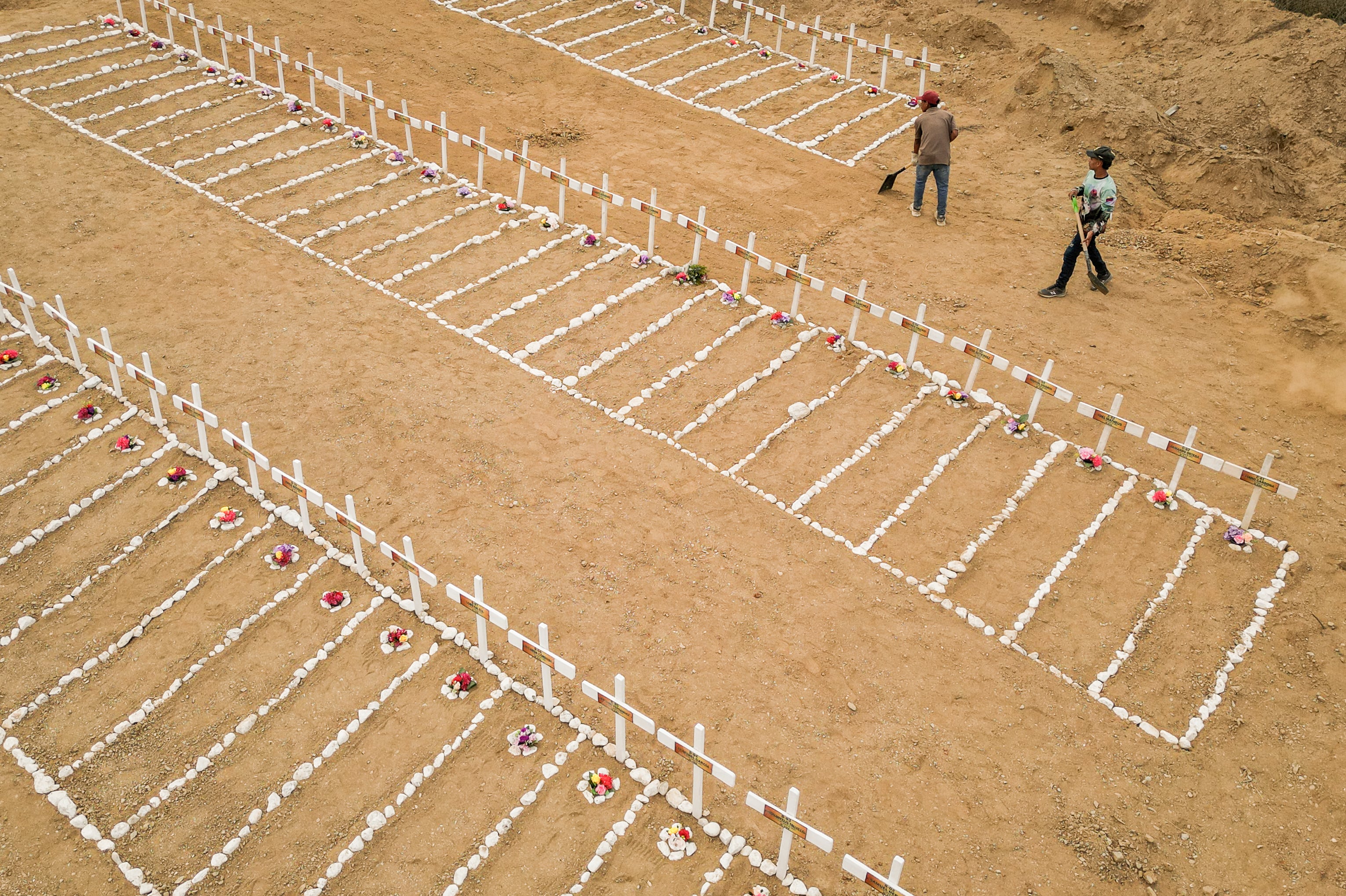 Tumbas de víctimas del terremoto, en el cementerio La Esperanza, en La Guaira, el 6 de julio de 2026.