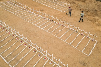 Tumbas de víctimas del terremoto, en el cementerio La Esperanza, en La Guaira, Venezuela.