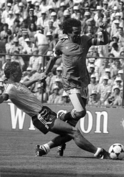 (4/7/1982) Mundial 82. Estadio Vicente Calderón. Francia vs Irlanda del Norte (4-1). Platini ante Hamilton.