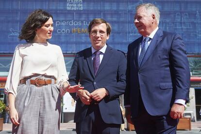 La presidenta de la Comunidad de Madrid, Isabel Díaz Ayuso, el alcalde de la capital José Luis Martínez Almeida y presidente del comité ejecutivo de IFEMA, Clemente González Soler.