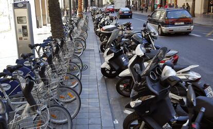 El Gobierno local ha reconvertido un carril de circulación en la calle de las Barcas en aparcamiento para motos.