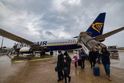 Varios pasajeros descienden de un avión de Ryanair