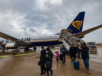 Viajeros descienden de un avión de Ryanair, en una imagen de archivo.