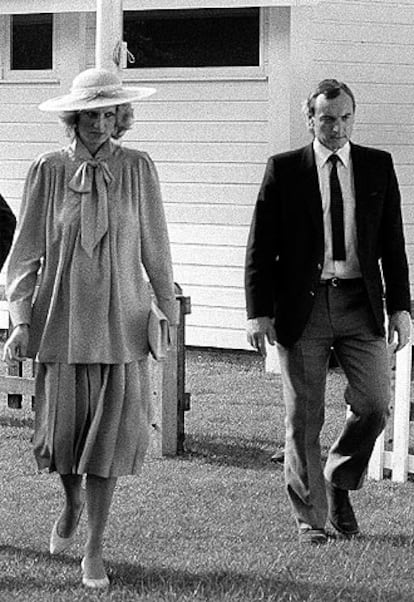 Lady Di, en una foto tomada en junio de 1984, junto a su guardaespaldas Barry Mannakee, que murió en un accidente en 1987.