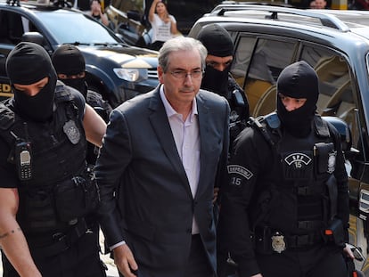 Eduardo Cunha, expresidente de la Cámara Baja de Brasil, es escoltado por agentes de la policía federal en Curitiba, Brasil, en 2016.