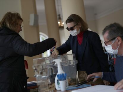 Una mujer vota este domingo en Menton, en el sur de Francia