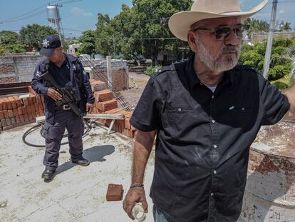 Hipólito Mora con uno de sus escoltas en la azotea de su casa en La Ruana, Michoacán.