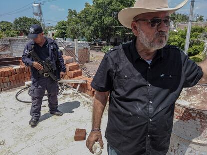 Hipólito Mora con uno de sus escoltas en la azotea de su casa en La Ruana, Michoacán. 